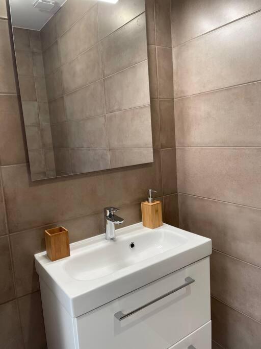 Maison Fleurs De Lys, Climatisee, Wifi Et Parking Privee Gratuit, Lave-Linge, Vernon Giverny المظهر الخارجي الصورة