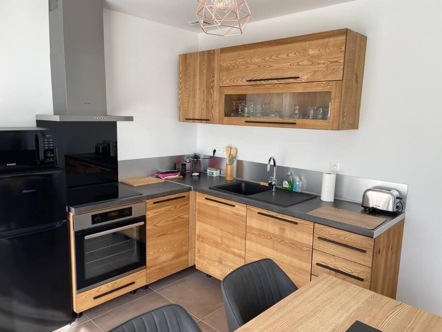 Maison Fleurs De Lys, Climatisee, Wifi Et Parking Privee Gratuit, Lave-Linge, Vernon Giverny المظهر الخارجي الصورة